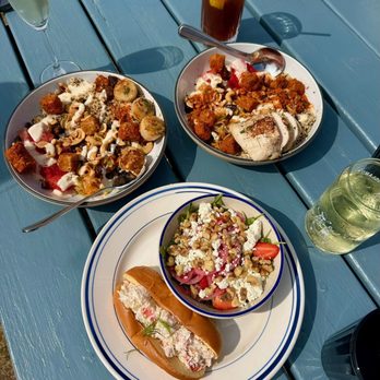 L'abri cafe, restaurant et bar - Quinoa bowl and lobster roll - Canadian (New) Near Me - Cheticamp, Nova Scotia L'abri cafe, restaurant et bar - Quinoa bowl and lobster roll - Canadian (New) Near Me - Cheticamp, Nova Scotia