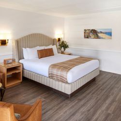 Coachman's Inn - Newly updated guestrooms