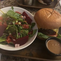 Lock13 Gastro Pub Sallins - Beef burger and salad