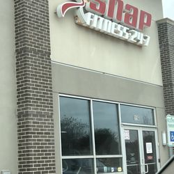 Snap Fitness Cibolo - Entrance of my soon to be a hardworking out!
