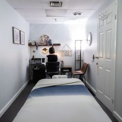 Traditional Today - Come escape in my downtown nook. Centrally located at King West/ Bathurst st.