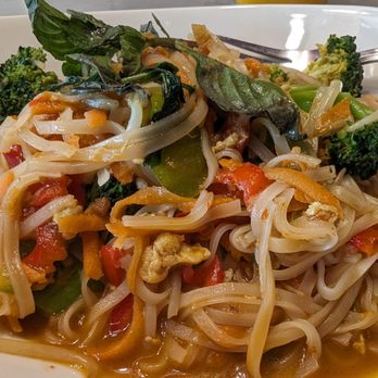 Salad King Restaurant - Thai Basil Noodles were so filling! The portion was huge and tasty. - Thai Near Me - Toronto, Ontario