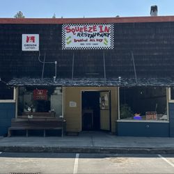 Squeeze-In Restaurant & Deck - Front of the building and parking