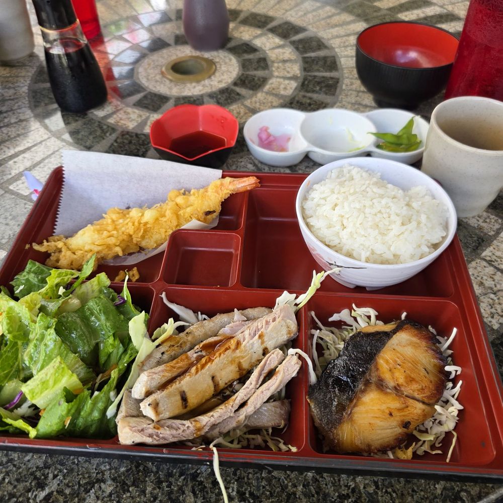 Lunch Box: choice of miso butterfish and teri fish. Next time, I'm going to order sashimi wirh miso butterfish.