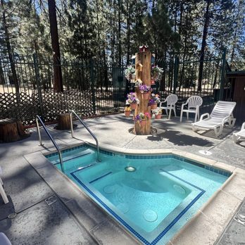 Snow Lake Lodge - Jacuzzi area - Resorts Near Me - Big Bear Lake, California Snow Lake Lodge - Jacuzzi area - Resorts Near Me - Big Bear Lake, California