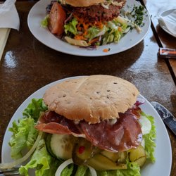 Jettes Diner - Meat burger in the front, vegetarian burger in the back. Both huge!