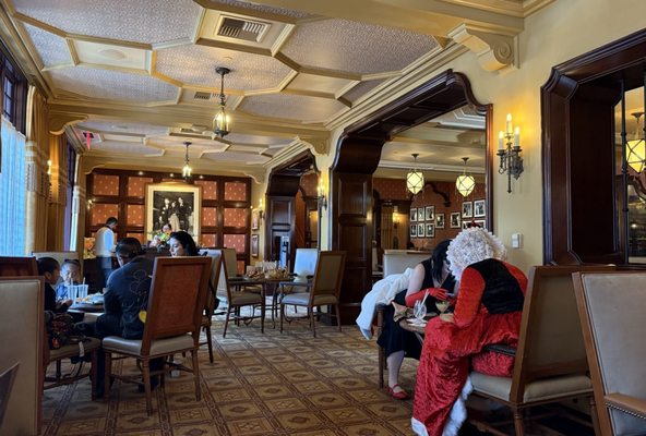 Carthay Circle Lounge by null