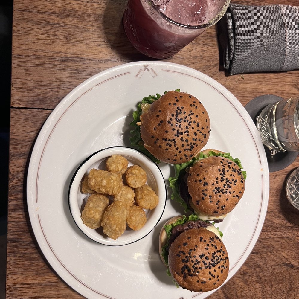 Mini burgers w/ tots