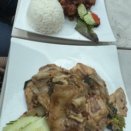 Crispy Garlic Chicken (top) & Black Noodles (Pad Sei-Iew) (bottom) Crispy Garlic Chicken (top) & Black Noodles (Pad Sei-Iew) (bottom)