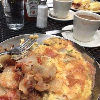 Lou Mitchell's - Foodie heaven - Breakfast & Brunch Near Me - Chicago, Illinois