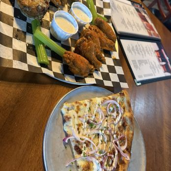Bootleggers Pizza Parlor - Pizza Near Me - New Braunfels, Texas