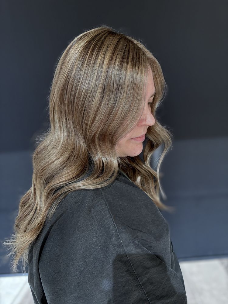 Shelby Roberts Hairstylist Logo