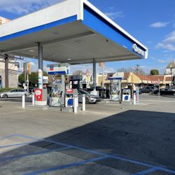 Chevron - Tidy gas station. I like that they actually had paper towels & windshield cleaners by the stations