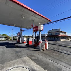 Zoom-in Waiakeawaena - Gas pumps
