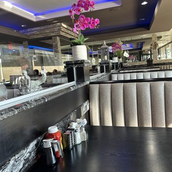 Paulee's Restaurant - Comfortable, clean and pretty inside dining - Diners Near Me - Macomb, Michigan