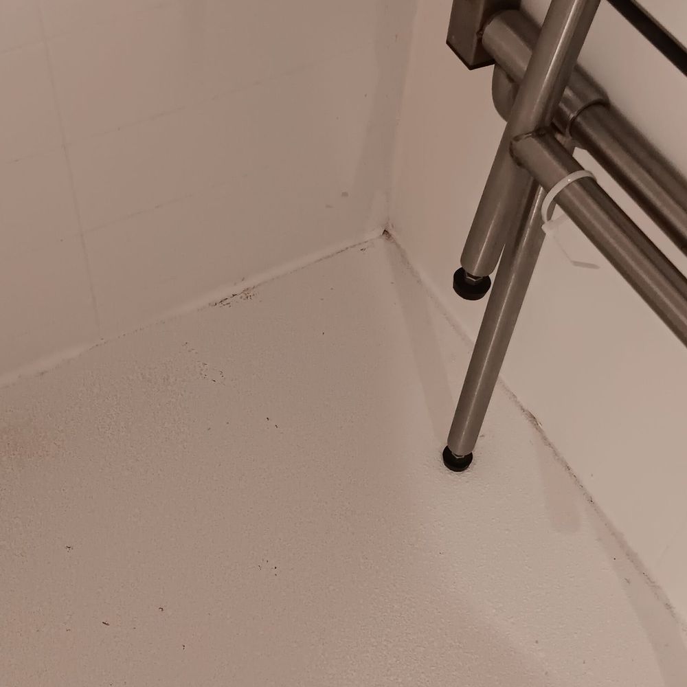 Hyatt Place - Dirt and mildew in the shower - Hotels Near Me - Eagle Pass, Texas Hyatt Place - Dirt and mildew in the shower - Hotels Near Me - Eagle Pass, Texas