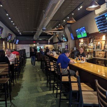 Elliot's Wood Fired Kitchen & Tap - Busy Saturday afternoon - Pizza Near Me - Newark, Ohio Elliot's Wood Fired Kitchen & Tap - Busy Saturday afternoon - Pizza Near Me - Newark, Ohio