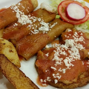 La Chata - Sopes and Enchiladas with fried potatoes - Mexican Near Me - Guadalajara, JAL