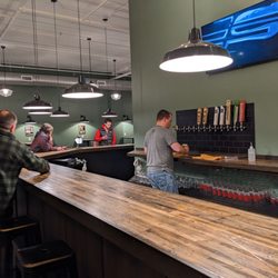Boho Brewing - Main bar taps with TV and barstools
