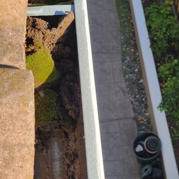 Squeegee Pros - Before: dirty gutters before cleaning on 2nd floor. - Window Washing Near Me - San Jose, California