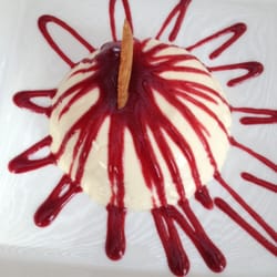 La Pizza Nostra - Panacotta con salsa de frambuesa