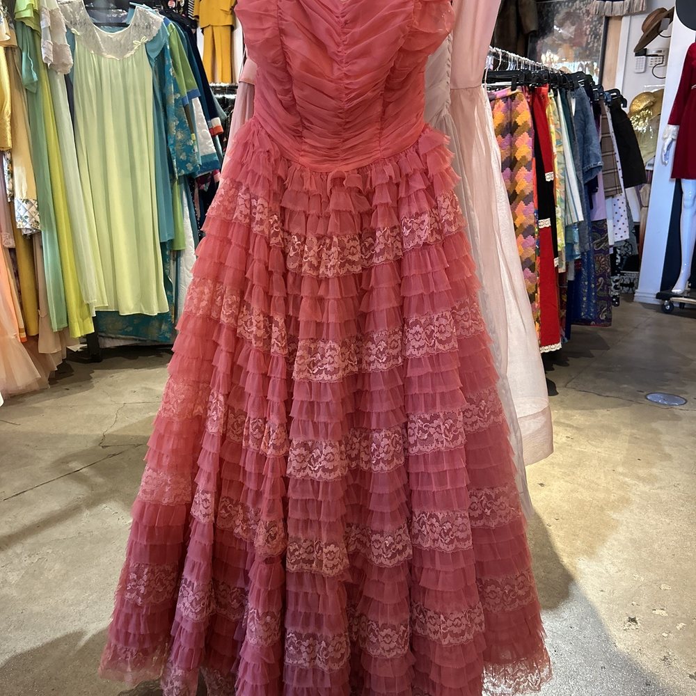 Gorgeous 1950s prom dress. She's mine and is coming home with me :) Gorgeous 1950s prom dress. She's mine and is coming home with me :)