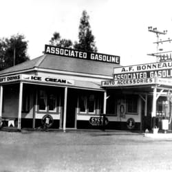 BONNEAU Market - The Bonneau family has been serving Sonoma Valley residents for 4 generations since 1922. The Grove corner was added in 2010.