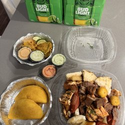 La picada estaba deliciosa y bien sazonada, las empanadas ricas pero si les falto un poquito de carne, en general me encanto todo.