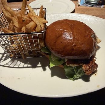 Yard House - Grilled Chicken & Avocado Sandwich - New American Near Me - Atlanta, Georgia