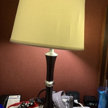 Hampton Inn Lexington/Georgetown - Cracked, crooked lamp - Hotels Near Me - Georgetown, Kentucky