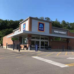 the front of a grocery store