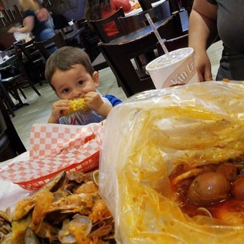 Stinkin Crawfish - Enjoying our dinner! - Cajun/Creole Near Me - Downey, California