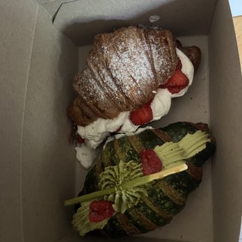 Little Pebbles - Top strawberry marscapone bottom matcha raspberry - Desserts Near Me - Toronto, Ontario Little Pebbles - Top strawberry marscapone bottom matcha raspberry - Desserts Near Me - Toronto, Ontario