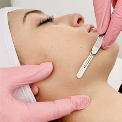 Zen Touch Spa - Glow up with Dermaplaning
Dermaplaning removes the vellus hair and dead skin cells from your face.