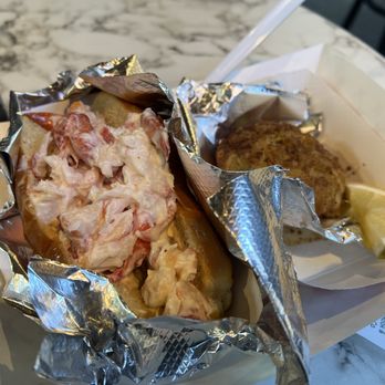 James Hook & Co - Regular Lobster Roll with Mayo* Maryland jumbo lump crab cakes* - Seafood Near Me - Boston, Massachusetts