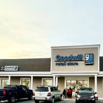 GOODWILL - Updated February 2026 - 40 Photos & 29 Reviews - 2495 Crain ...