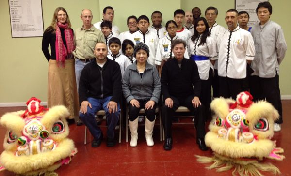 Foto zu Go Kung Fu - Lily Lau Eagle Claw Kung Fu - Chicago, IL, Vereinigte Staaten. Grandmaster Lily Lau, Master James Lau and Master Alvin Raul Cardona with the Chicago Students in Chicago's Chinatown School.