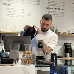Candela Canela - Best Specialty Coffee & Cinnamon Rolls - Making Exceptional Coffee on Hario V60