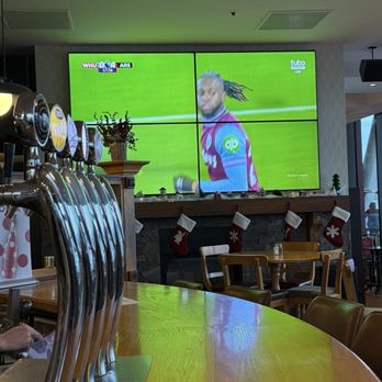 Mahony's Tavern - Screens to watch football - Irish Near Me - Vancouver, British Columbia