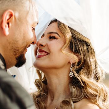 BENY QUINONEZ - Beautiful bride out in stunning desert wedding under her veil - Session Photography Near Me BENY QUINONEZ - Beautiful bride out in stunning desert wedding under her veil - Session Photography Near Me