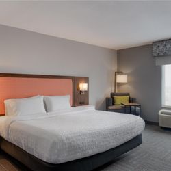 Hampton Inn & Suites West Bend - Guest room