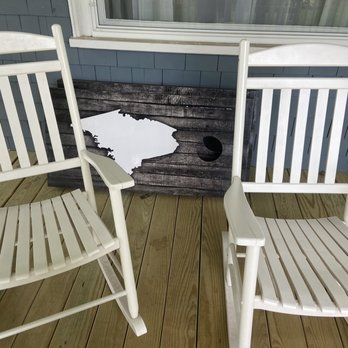 The Harbor Inn - porch with cornhole boards - Hotels Near Me - Kennebunkport, Maine The Harbor Inn - porch with cornhole boards - Hotels Near Me - Kennebunkport, Maine