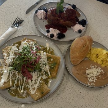 Almuerzo Café - Chilaquiles Embarazados and Stuffed Blackberry French Toast - Breakfast & Brunch Near Me - Tustin, California