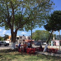 Parque de Pensiones IV etapa - Esta esquina es la favorita de los puestos callejeros. Casi a cualquier hora del día.
