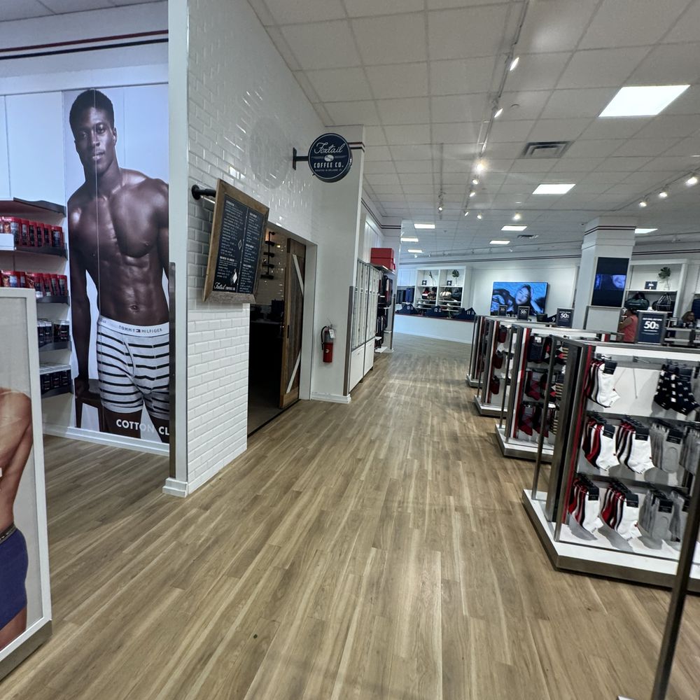 Entrance in Tommy Hilfigure
