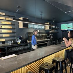 Four Points Brewing - Bar
