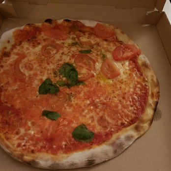 Poi - So kann eine Pizza, geliefert von POI, aussehen. Einfach schade, dass da so lieblos gearbeitet wird, denn schmecken tut sie eigentlich gut. - Pizza Near Me - Kiel, SH