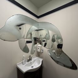 Thai Hut Garden - Bathroom mirror