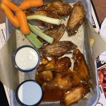 Buffalo Wild Wings - BBQ and lemon pepper wings - American Near Me - Largo, Florida Buffalo Wild Wings - BBQ and lemon pepper wings - American Near Me - Largo, Florida