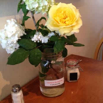 Humble Bee - Fresh flowers on my table nice :) - Breakfast & Brunch Near Me - Northridge, California
